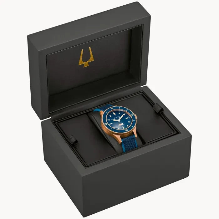 Bulova MIL-Ships 98A325 analog herrklocka med blå urtavla och armband i silikon