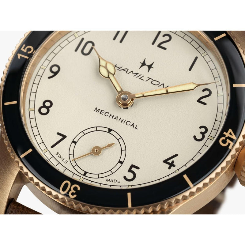 Hamilton Pilot Pioneer H76709510 analog herrklocka med vit urtavla och armband i skinn