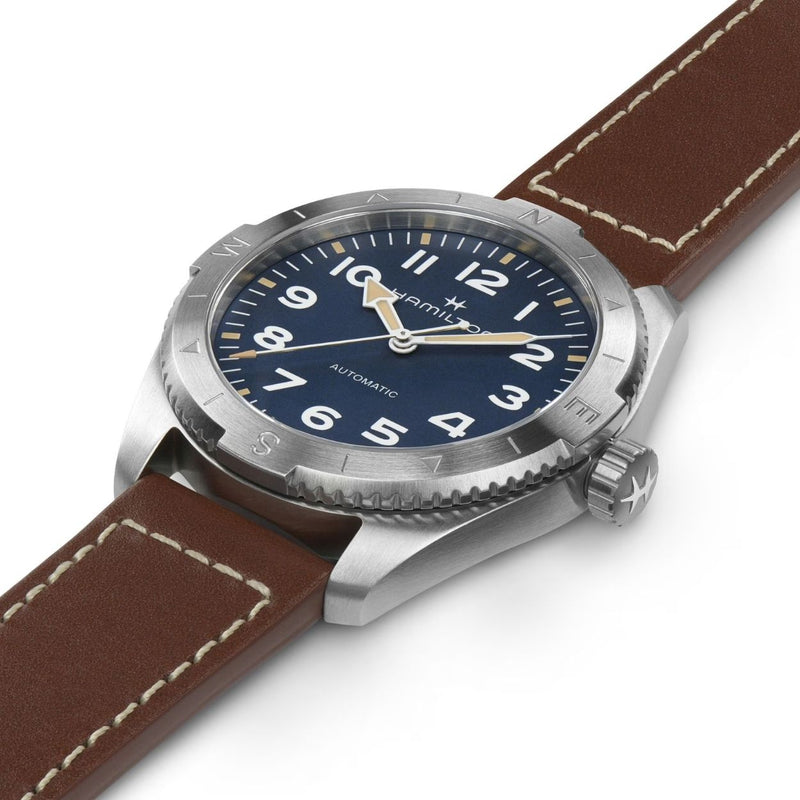 Hamilton Khaki Field Expedition H70315540 analog herrklocka med blå urtavla och armband i skinn