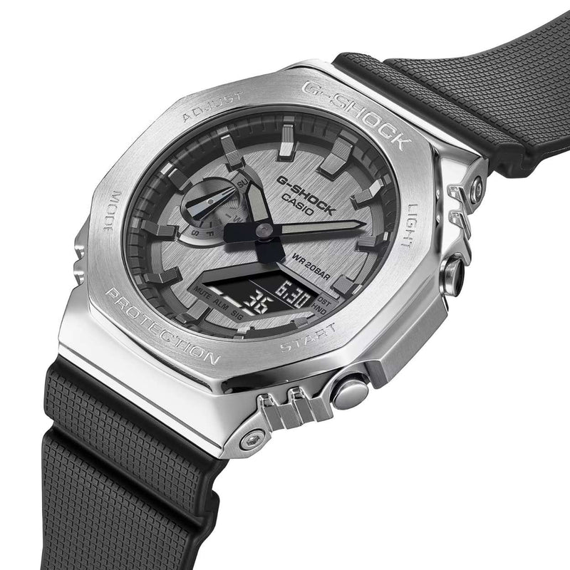 Casio G-Shock GM-2100-1AER analog herrklocka med silver urtavla och armband i resin
