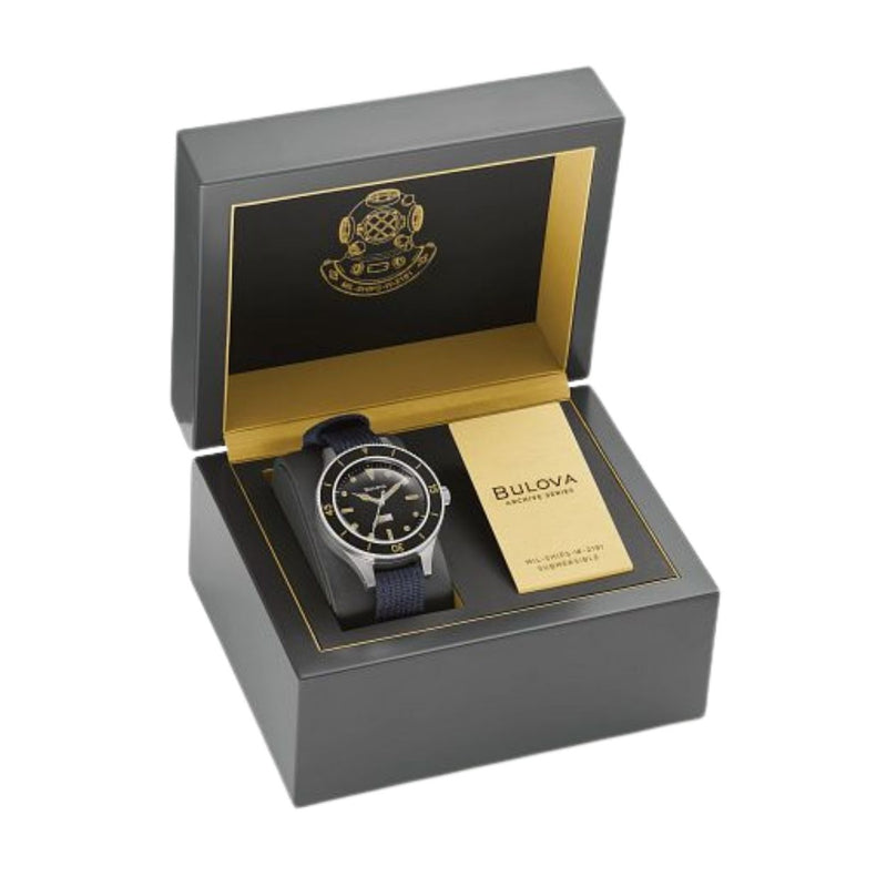 Bulova MIL SHIPS Archive Series 98A266 analog herrklocka med svart urtavla och armband i textil