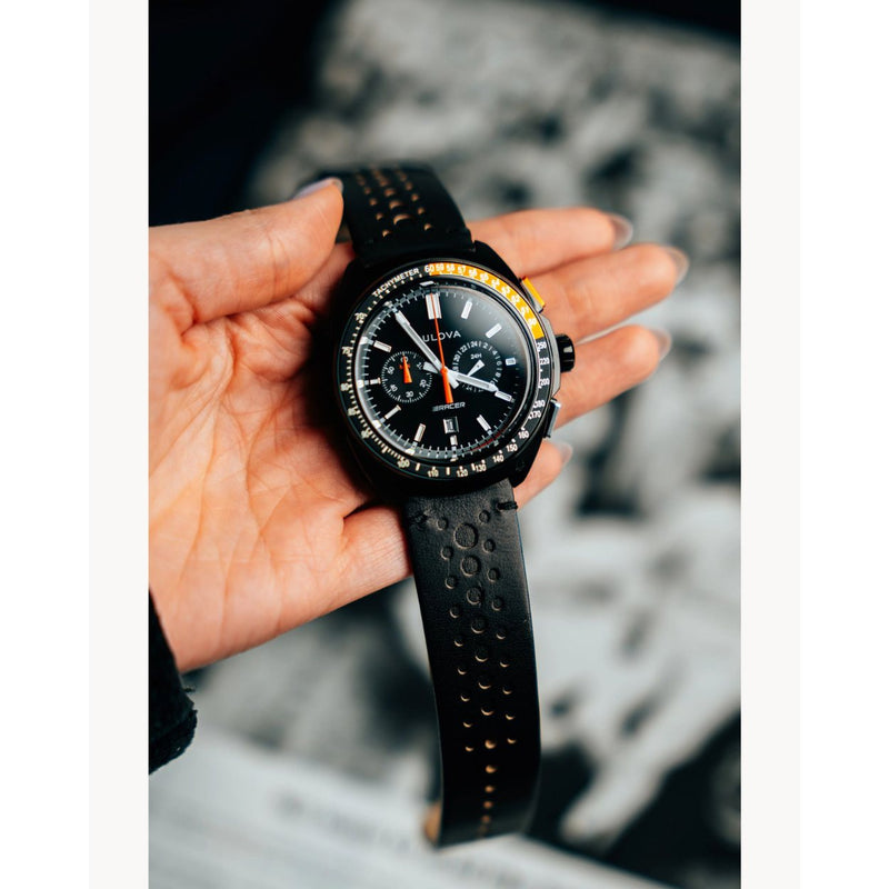 Bulova Performance Racing 98B428 analog herrklocka med svart urtavla och armband i läder