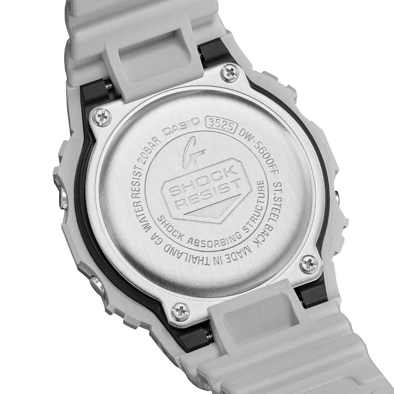 Casio G-Shock Classic DW-5600FF-8ER digital unisexklocka med silver urtavla och armband i resin