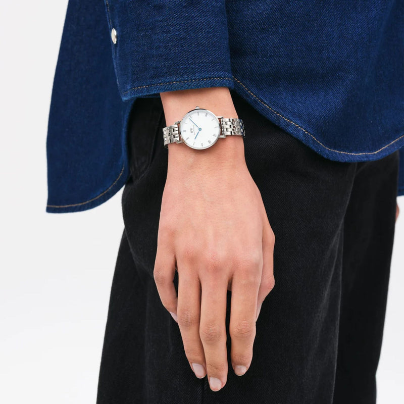 Daniel Wellington Petite Roman Numerals 5-Link Silver DW00100685 analog damklocka med vit urtavla och armband i rostfritt stål