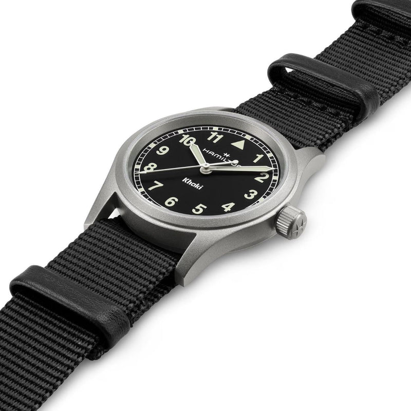 Hamilton Khaki Field Quartz H69301430 analog herrklocka med svart urtavla och armband i rostfritt stål