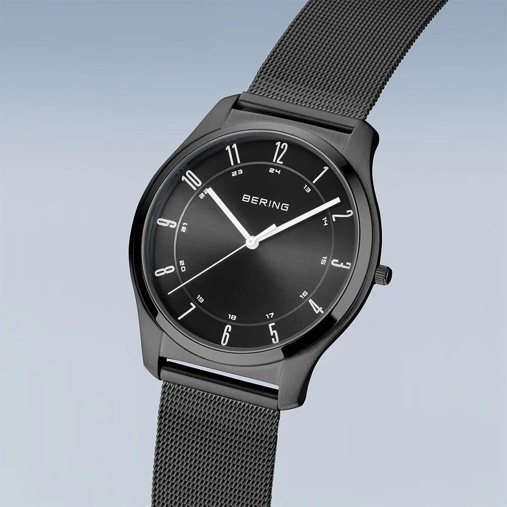 Bering Ultra Slim 18340-222 analog herrklocka med svart urtavla och armband i rostfritt stål