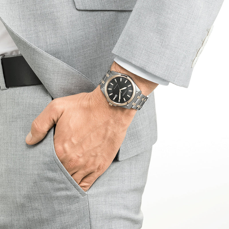 Citizen Eco-Drive BM7109-89E analog herrklocka med svart urtavla och armband i rostfritt stål