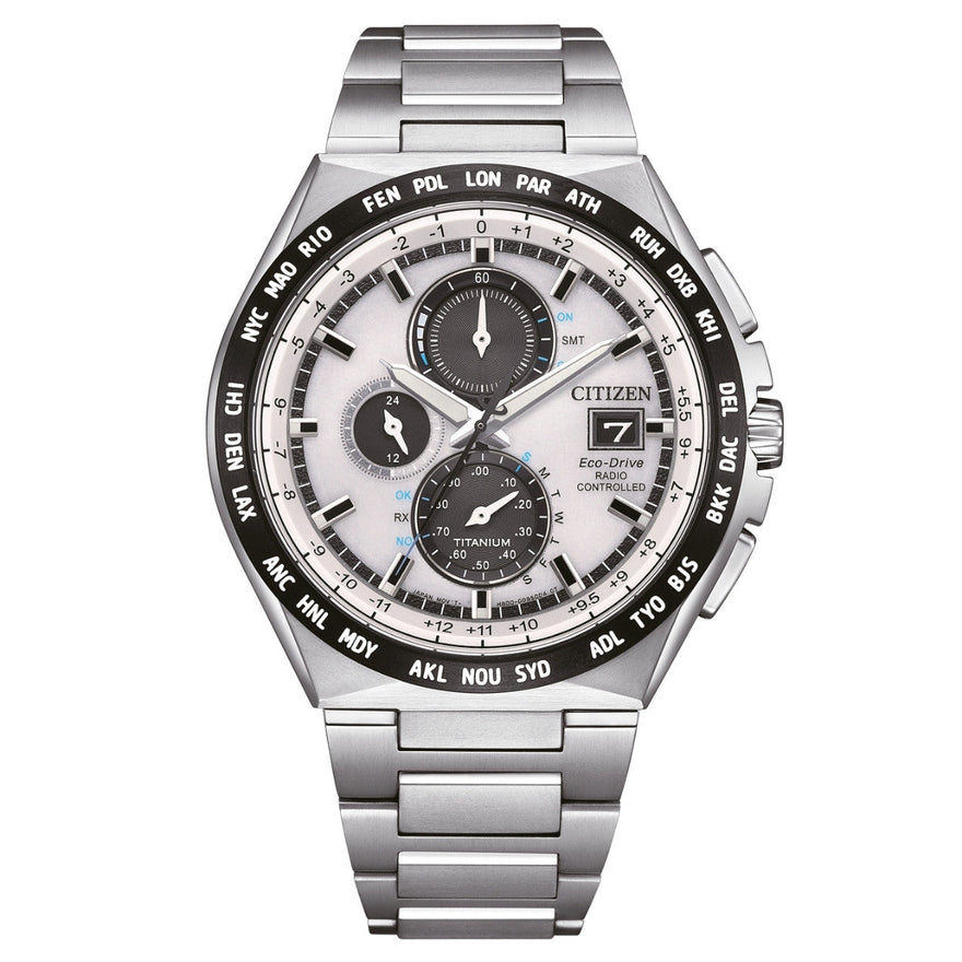 Citizen Super Titanium Radio Controlled AT8238-84A analog herrklocka med silver urtavla och armband i titan