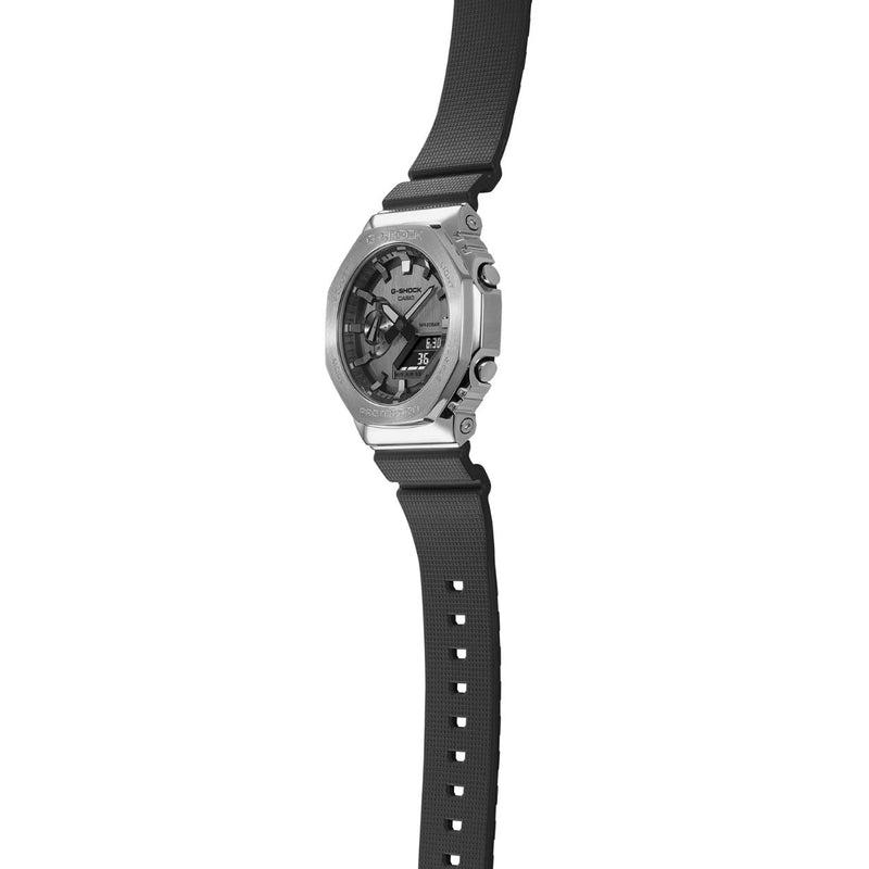 Casio G-Shock GM-2100-1AER analog herrklocka med silver urtavla och armband i resin