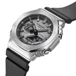 Casio G-Shock GM-2100-1AER analog herrklocka med silver urtavla och armband i resin