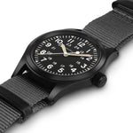 Hamilton Khaki Field Mechanical H69409930 analog herrklocka med svart urtavla och armband i textil
