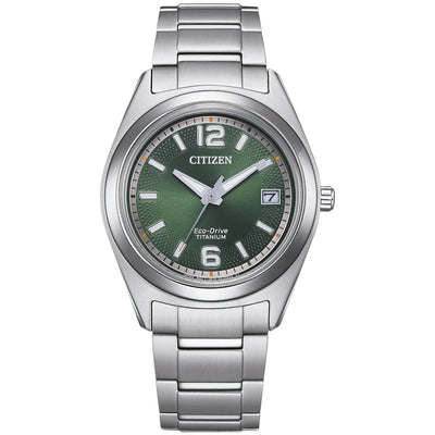 Citizen Super Titanium Eco-Drive FE6151-82X analog damklocka med grön urtavla och armband i titan
