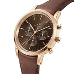 Daniel Wellington Iconic Chronograph St Mawes Amber RG analog herrklocka med brun urtavla och armband i läder
