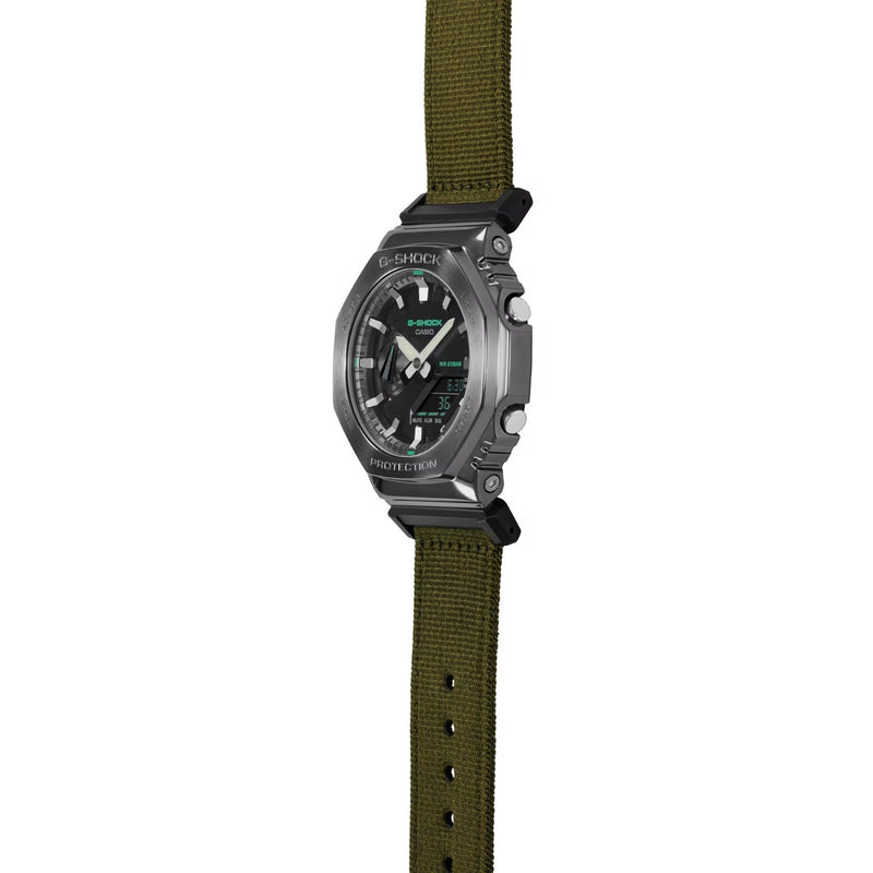 Casio G-Shock GM-2100CB-3AER ana-digi herrklocka med svart urtavla och armband i kanvas