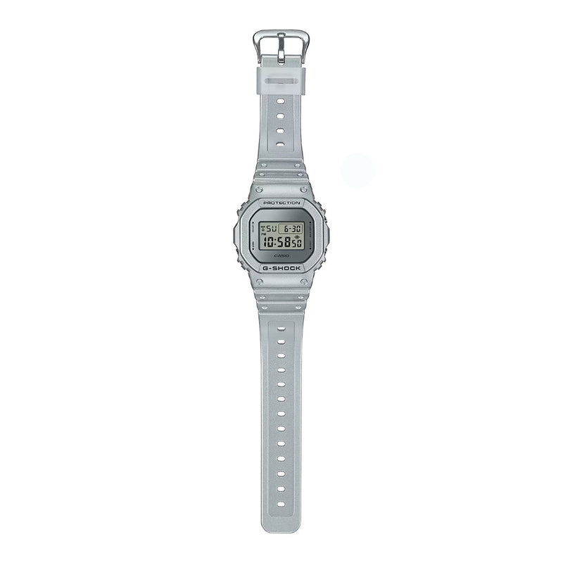 Casio G-Shock Classic DW-5600FF-8ER digital unisexklocka med silver urtavla och armband i resin
