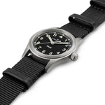 Hamilton Khaki Field Quartz H69301430 analog herrklocka med svart urtavla och armband i rostfritt stål
