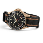 Hamilton Khaki Navy Scuba Automatic GMT H82565930 analog herrklocka med svart urtavla och armband i textil