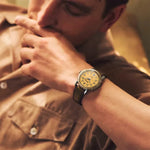 Seiko 60's Presage SRPL75J1 analog herrklocka med gul urtavla och armband i läder